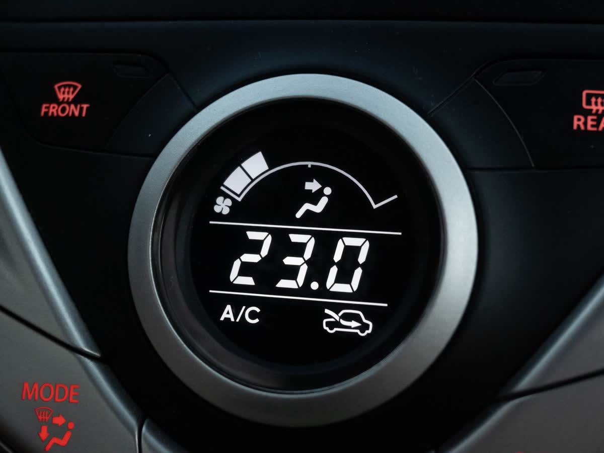 Klimatizace — displej klimatizace v autě, nastaveno 23 °C
